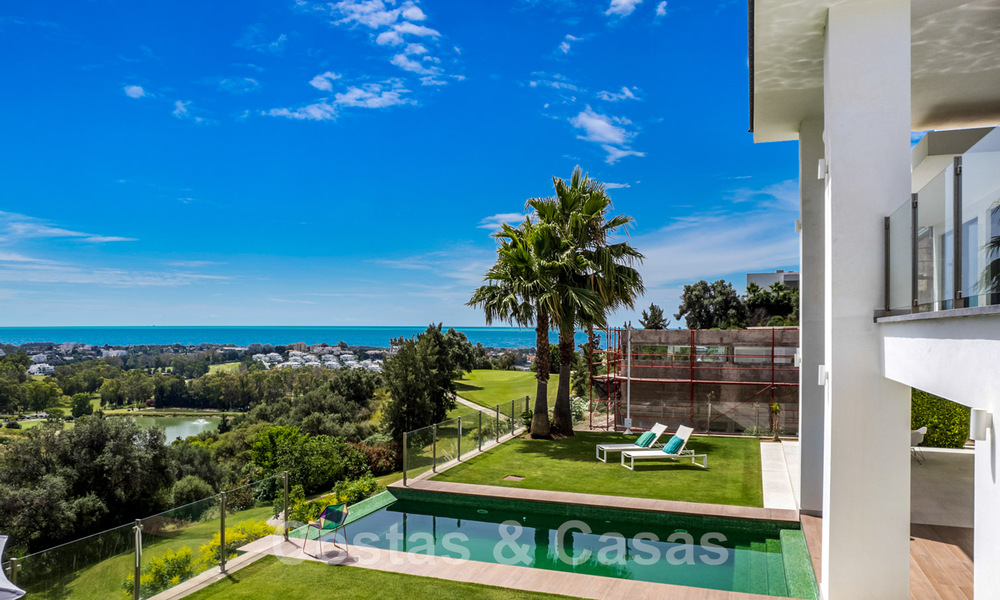 Villa moderne à vendre, en première ligne du golf avec vue panoramique sur la montagne, le golf et la mer à Benahavis - Marbella 42259