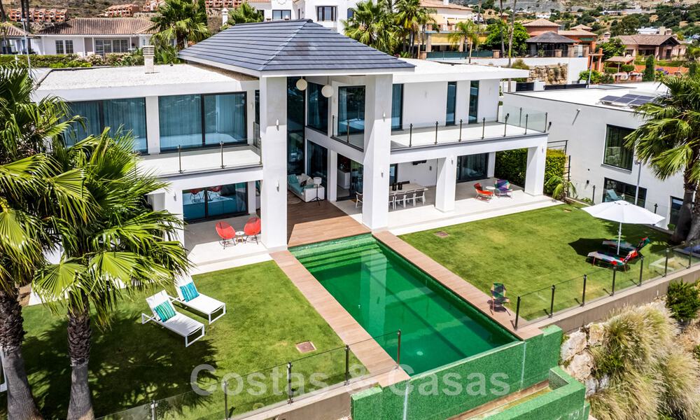 Villa moderne à vendre, en première ligne du golf avec vue panoramique sur la montagne, le golf et la mer à Benahavis - Marbella 42260