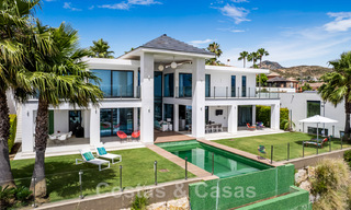 Villa moderne à vendre, en première ligne du golf avec vue panoramique sur la montagne, le golf et la mer à Benahavis - Marbella 42261 
