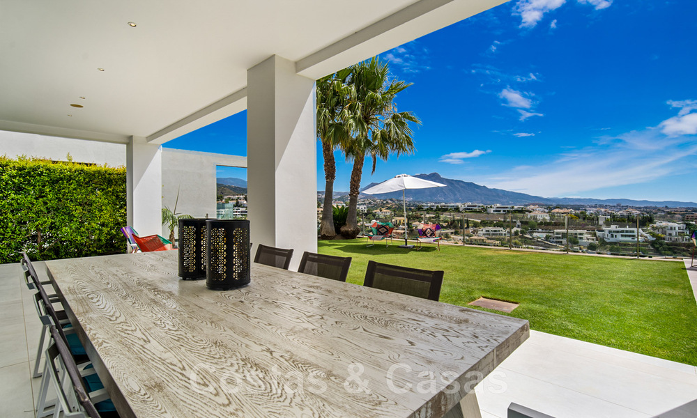 Villa moderne à vendre, en première ligne du golf avec vue panoramique sur la montagne, le golf et la mer à Benahavis - Marbella 42262