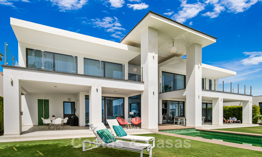 Villa moderne à vendre, en première ligne du golf avec vue panoramique sur la montagne, le golf et la mer à Benahavis - Marbella 42264