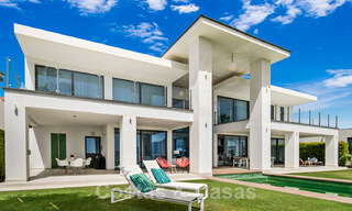 Villa moderne à vendre, en première ligne du golf avec vue panoramique sur la montagne, le golf et la mer à Benahavis - Marbella 42264 