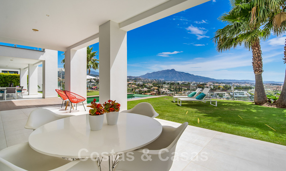 Villa moderne à vendre, en première ligne du golf avec vue panoramique sur la montagne, le golf et la mer à Benahavis - Marbella 42265