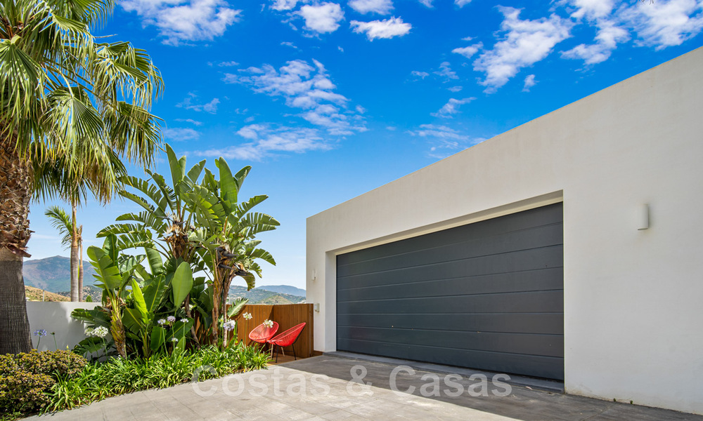 Villa moderne à vendre, en première ligne du golf avec vue panoramique sur la montagne, le golf et la mer à Benahavis - Marbella 42266