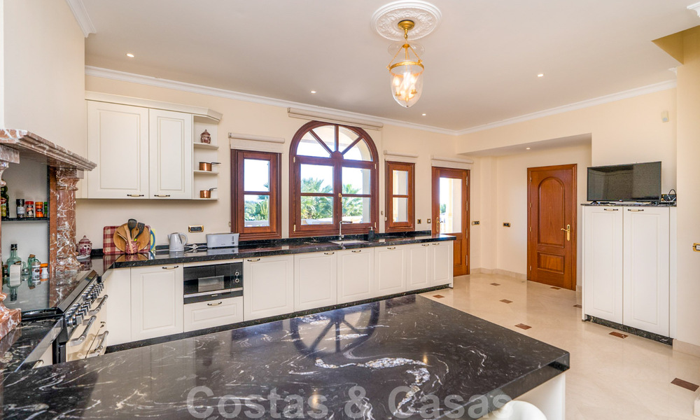 Villa de campagne classique de style méditerranéen à vendre sur le New Golden Mile, près de la plage et du centre d'Estepona 31390