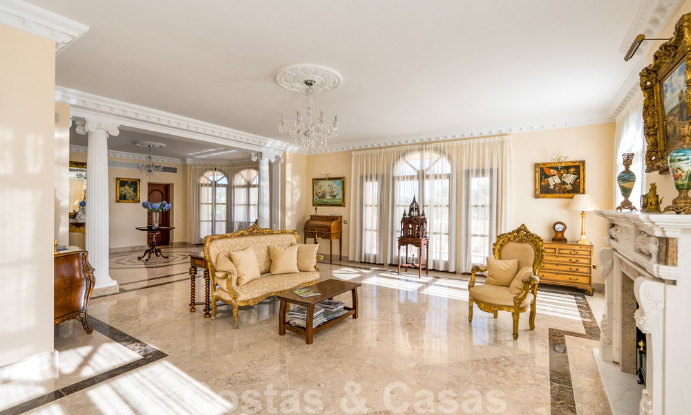 Villa de campagne classique de style méditerranéen à vendre sur le New Golden Mile, près de la plage et du centre d'Estepona 31400