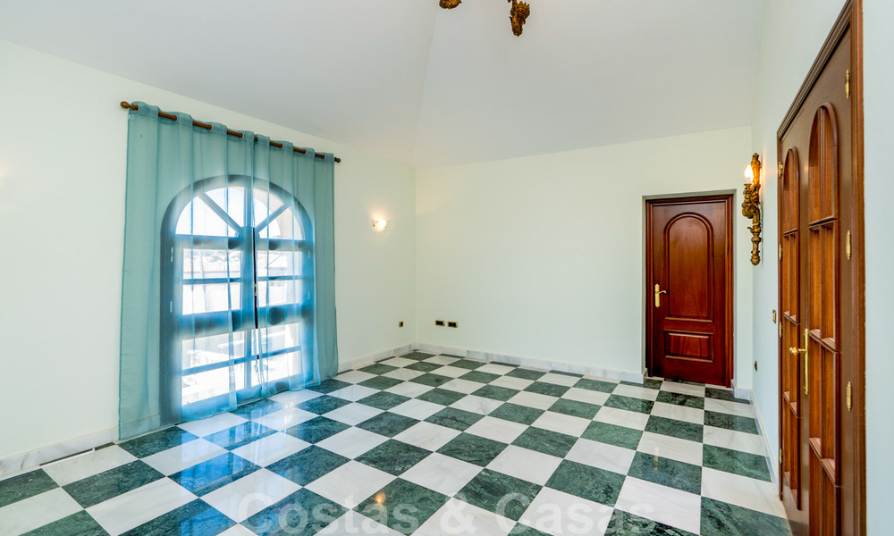 Villa de campagne classique de style méditerranéen à vendre sur le New Golden Mile, près de la plage et du centre d'Estepona 31408