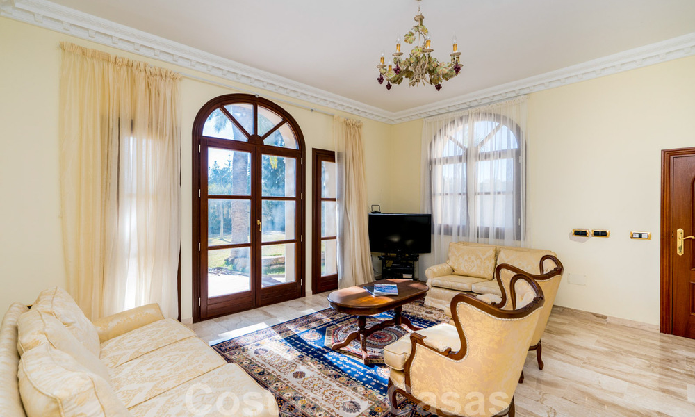 Villa de campagne classique de style méditerranéen à vendre sur le New Golden Mile, près de la plage et du centre d'Estepona 31410