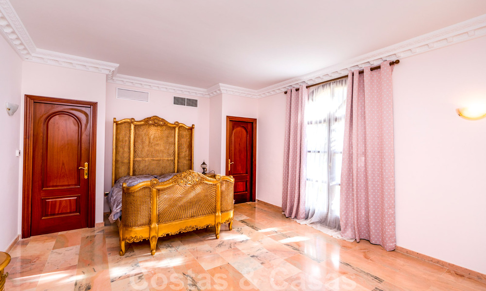 Villa de campagne classique de style méditerranéen à vendre sur le New Golden Mile, près de la plage et du centre d'Estepona 31421