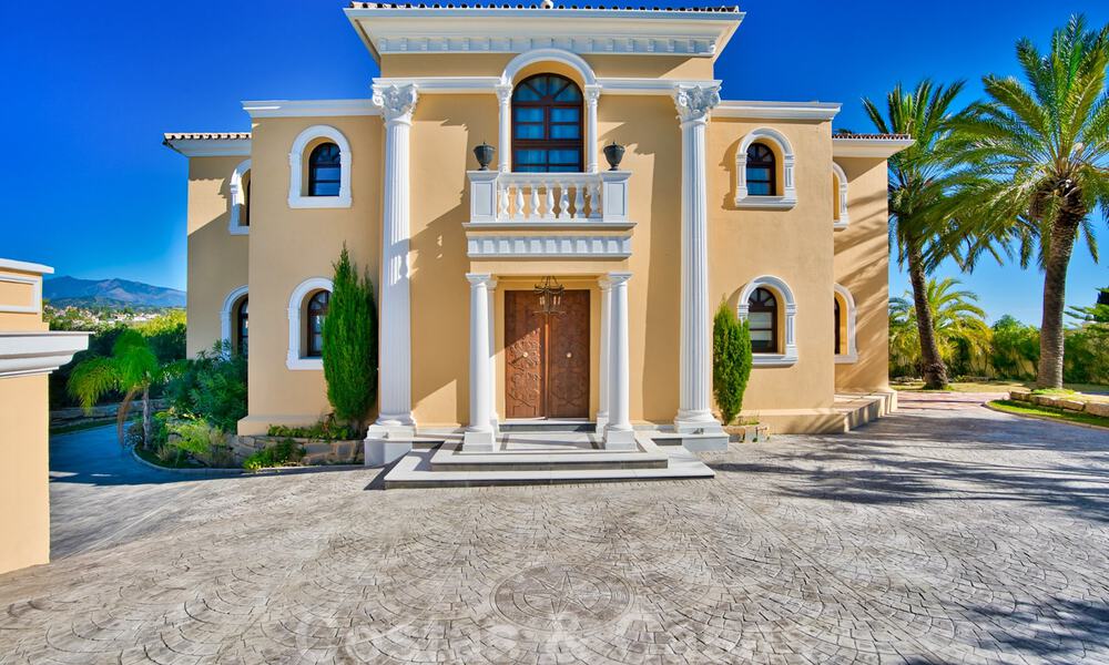 Villa de campagne classique de style méditerranéen à vendre sur le New Golden Mile, près de la plage et du centre d'Estepona 31440