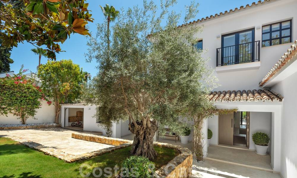 Prêt à emménager dans une villa de luxe entièrement rénovée dans une zone résidentielle sécurisée et fermée, à vendre à Nueva Andalucia, Marbella 31203