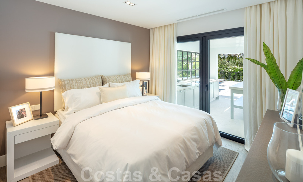 Prêt à emménager dans une villa de luxe entièrement rénovée dans une zone résidentielle sécurisée et fermée, à vendre à Nueva Andalucia, Marbella 31210