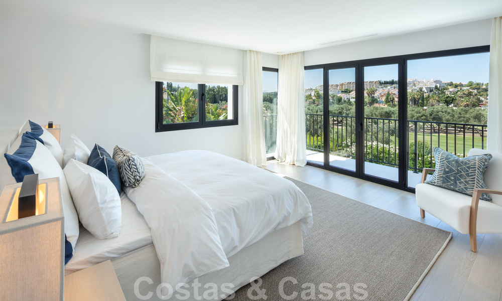 Prêt à emménager dans une villa de luxe entièrement rénovée dans une zone résidentielle sécurisée et fermée, à vendre à Nueva Andalucia, Marbella 31213