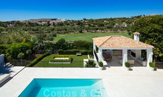 Prêt à emménager dans une villa de luxe entièrement rénovée dans une zone résidentielle sécurisée et fermée, à vendre à Nueva Andalucia, Marbella 31216 