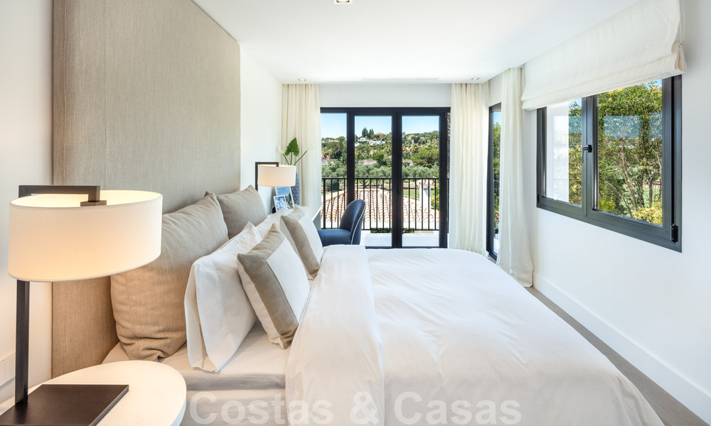 Prêt à emménager dans une villa de luxe entièrement rénovée dans une zone résidentielle sécurisée et fermée, à vendre à Nueva Andalucia, Marbella 31218