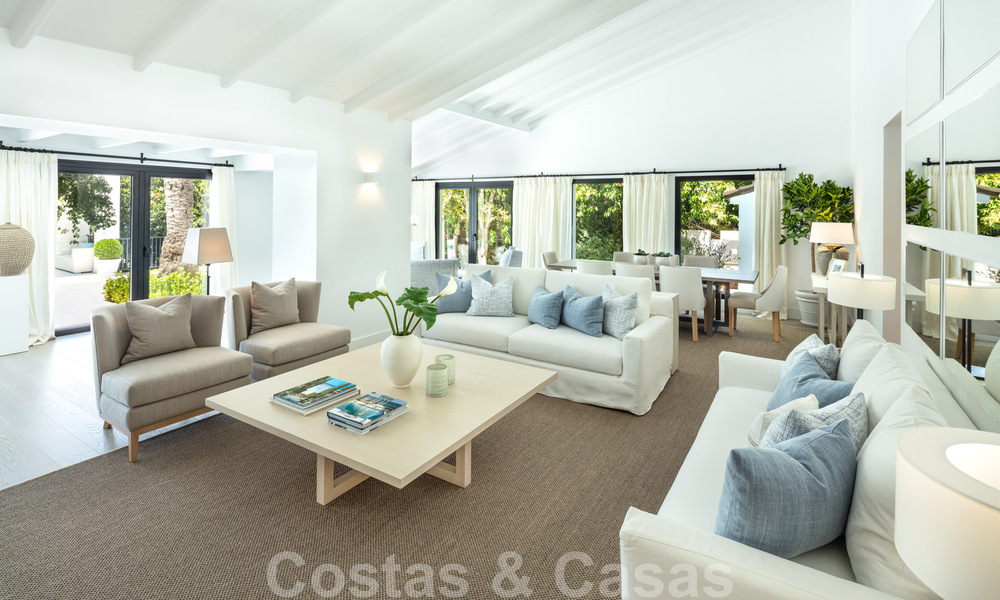 Prêt à emménager dans une villa de luxe entièrement rénovée dans une zone résidentielle sécurisée et fermée, à vendre à Nueva Andalucia, Marbella 31220