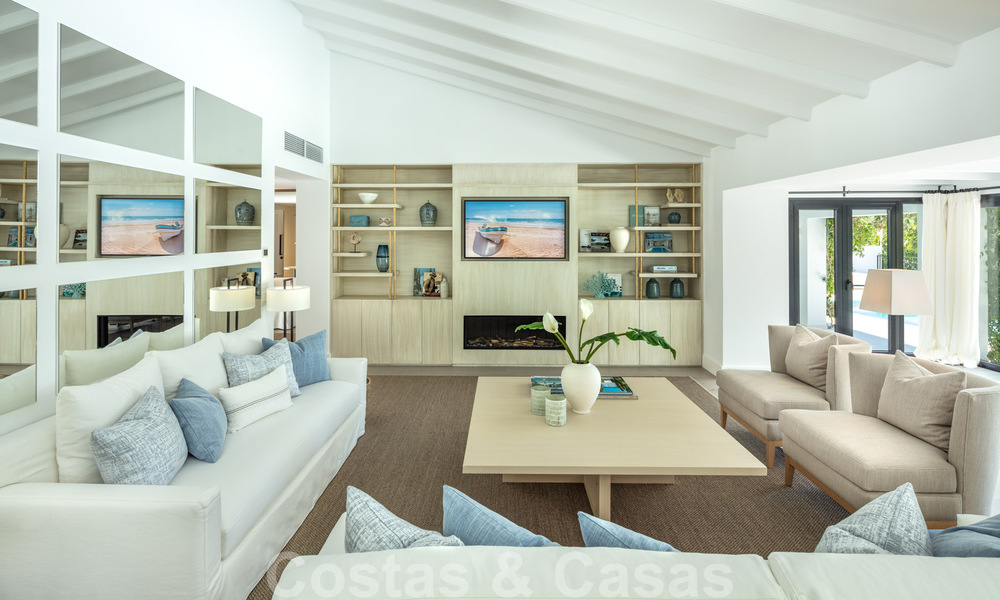 Prêt à emménager dans une villa de luxe entièrement rénovée dans une zone résidentielle sécurisée et fermée, à vendre à Nueva Andalucia, Marbella 31222