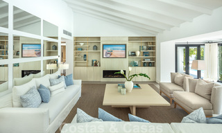 Prêt à emménager dans une villa de luxe entièrement rénovée dans une zone résidentielle sécurisée et fermée, à vendre à Nueva Andalucia, Marbella 31222 