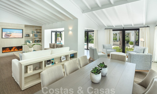 Prêt à emménager dans une villa de luxe entièrement rénovée dans une zone résidentielle sécurisée et fermée, à vendre à Nueva Andalucia, Marbella 31223 