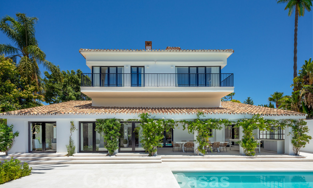Prêt à emménager dans une villa de luxe entièrement rénovée dans une zone résidentielle sécurisée et fermée, à vendre à Nueva Andalucia, Marbella 31226