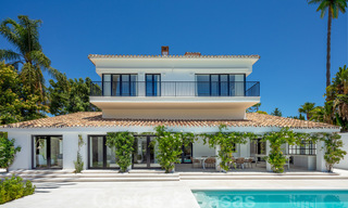 Prêt à emménager dans une villa de luxe entièrement rénovée dans une zone résidentielle sécurisée et fermée, à vendre à Nueva Andalucia, Marbella 31226 