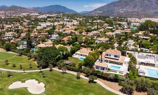 Prêt à emménager dans une villa de luxe entièrement rénovée dans une zone résidentielle sécurisée et fermée, à vendre à Nueva Andalucia, Marbella 31227 