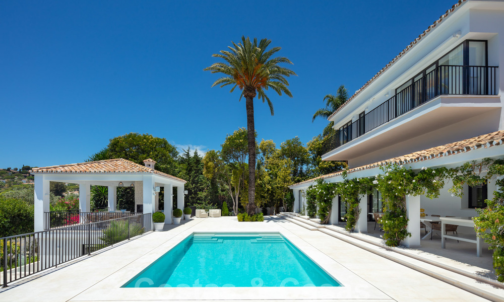 Prêt à emménager dans une villa de luxe entièrement rénovée dans une zone résidentielle sécurisée et fermée, à vendre à Nueva Andalucia, Marbella 31228