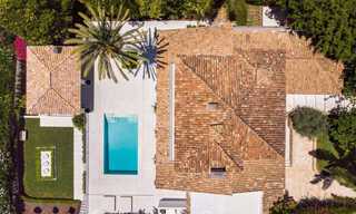 Prêt à emménager dans une villa de luxe entièrement rénovée dans une zone résidentielle sécurisée et fermée, à vendre à Nueva Andalucia, Marbella 31229 