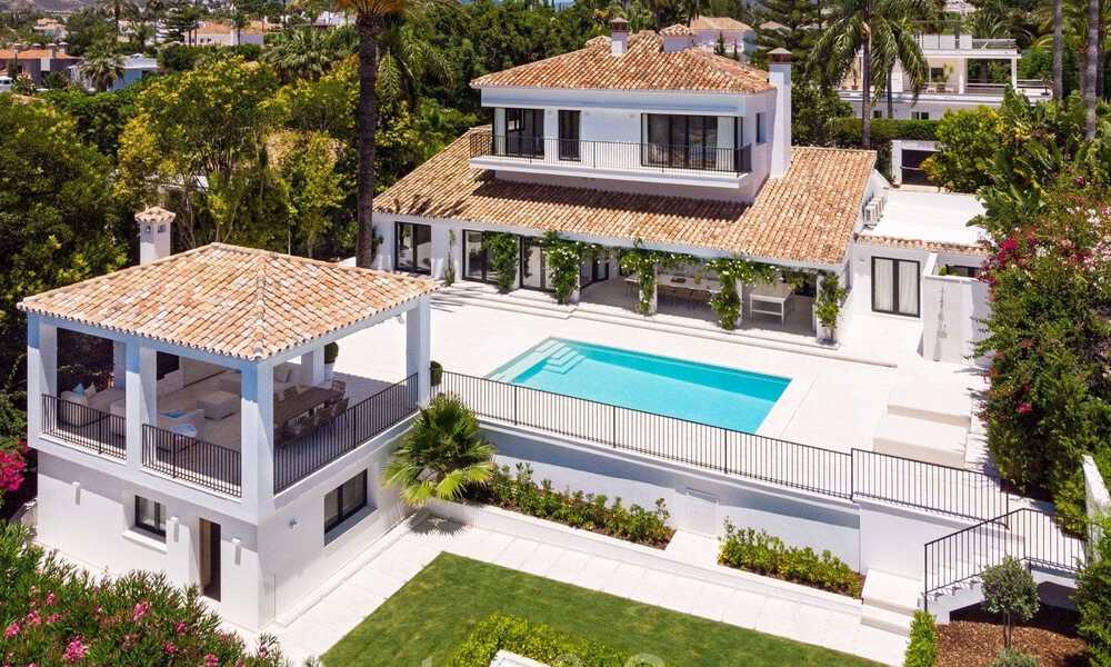 Prêt à emménager dans une villa de luxe entièrement rénovée dans une zone résidentielle sécurisée et fermée, à vendre à Nueva Andalucia, Marbella 31230
