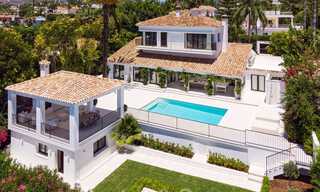 Prêt à emménager dans une villa de luxe entièrement rénovée dans une zone résidentielle sécurisée et fermée, à vendre à Nueva Andalucia, Marbella 31230 