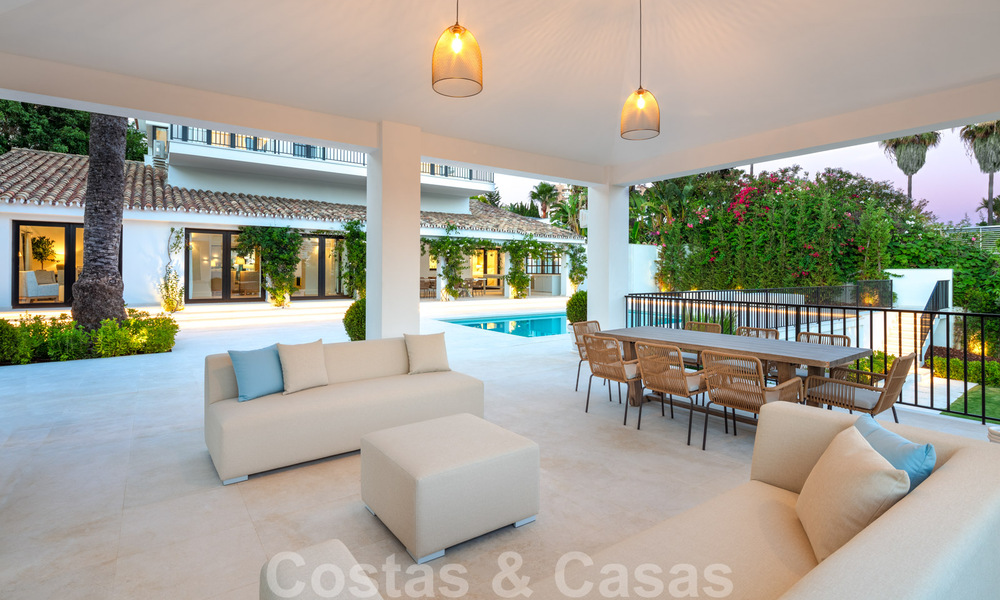 Prêt à emménager dans une villa de luxe entièrement rénovée dans une zone résidentielle sécurisée et fermée, à vendre à Nueva Andalucia, Marbella 31232