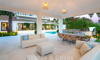 Prêt à emménager dans une villa de luxe entièrement rénovée dans une zone résidentielle sécurisée et fermée, à vendre à Nueva Andalucia, Marbella 31232 