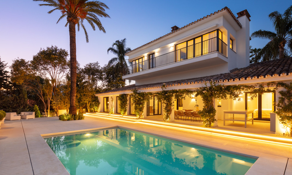 Prêt à emménager dans une villa de luxe entièrement rénovée dans une zone résidentielle sécurisée et fermée, à vendre à Nueva Andalucia, Marbella 31237