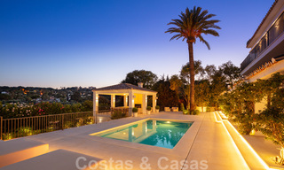 Prêt à emménager dans une villa de luxe entièrement rénovée dans une zone résidentielle sécurisée et fermée, à vendre à Nueva Andalucia, Marbella 31238 