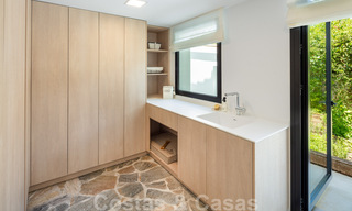 Prêt à emménager dans une villa de luxe entièrement rénovée dans une zone résidentielle sécurisée et fermée, à vendre à Nueva Andalucia, Marbella 31241 