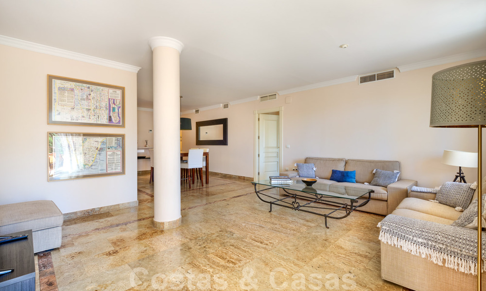 Spacieux appartement avec une grande terrasse à vendre dans un complexe sur le Golden Mile à Marbella 31341