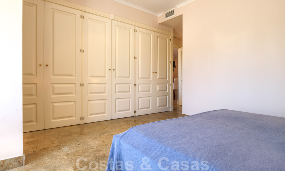 Spacieux appartement avec une grande terrasse à vendre dans un complexe sur le Golden Mile à Marbella 31351