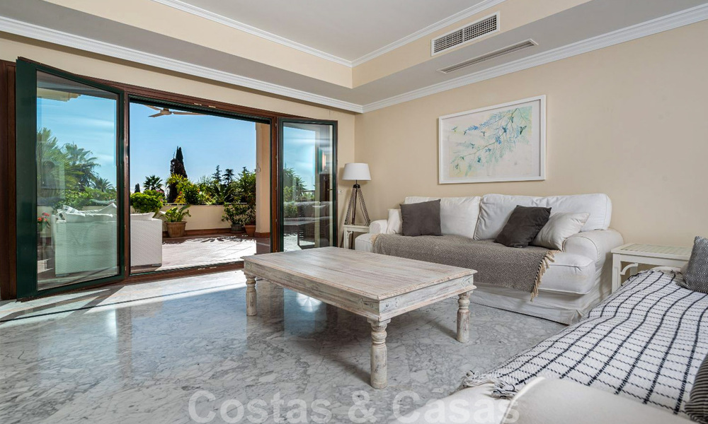 Spacieux appartement de luxe avec une grande terrasse dans une petite résidence sur le Golden Mile à vendre à Marbella 31453