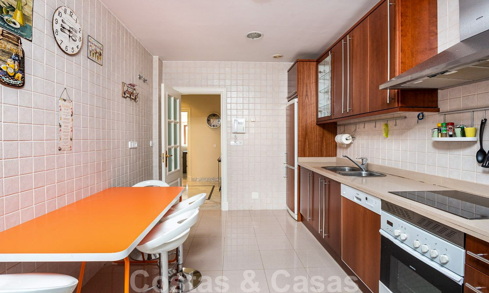 Spacieux appartement de luxe avec une grande terrasse dans une petite résidence sur le Golden Mile à vendre à Marbella 31458