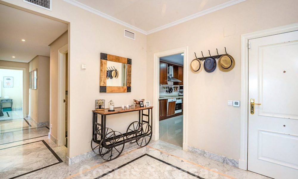 Spacieux appartement de luxe avec une grande terrasse dans une petite résidence sur le Golden Mile à vendre à Marbella 31459