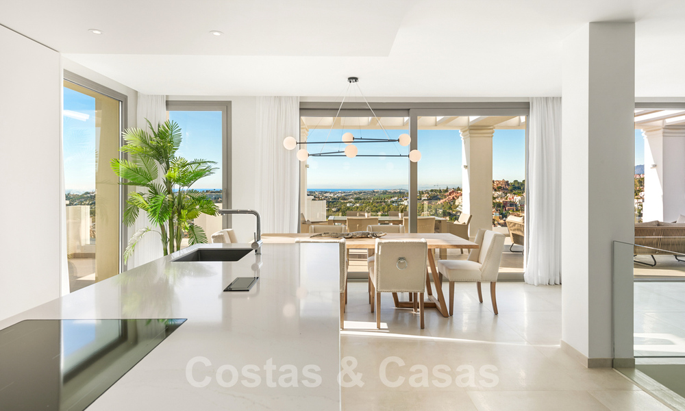 Prêt à emménager, nouveau penthouse de luxe à vendre avec vue panoramique sur la mer dans un développement exclusif à Nueva Andalucia à Marbella 31536