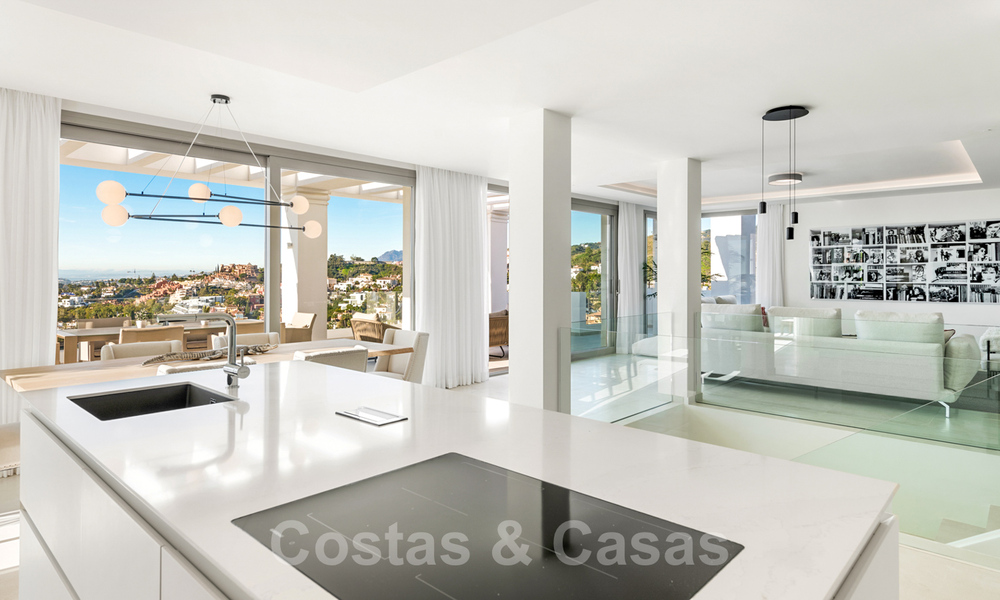 Prêt à emménager, nouveau penthouse de luxe à vendre avec vue panoramique sur la mer dans un développement exclusif à Nueva Andalucia à Marbella 31537