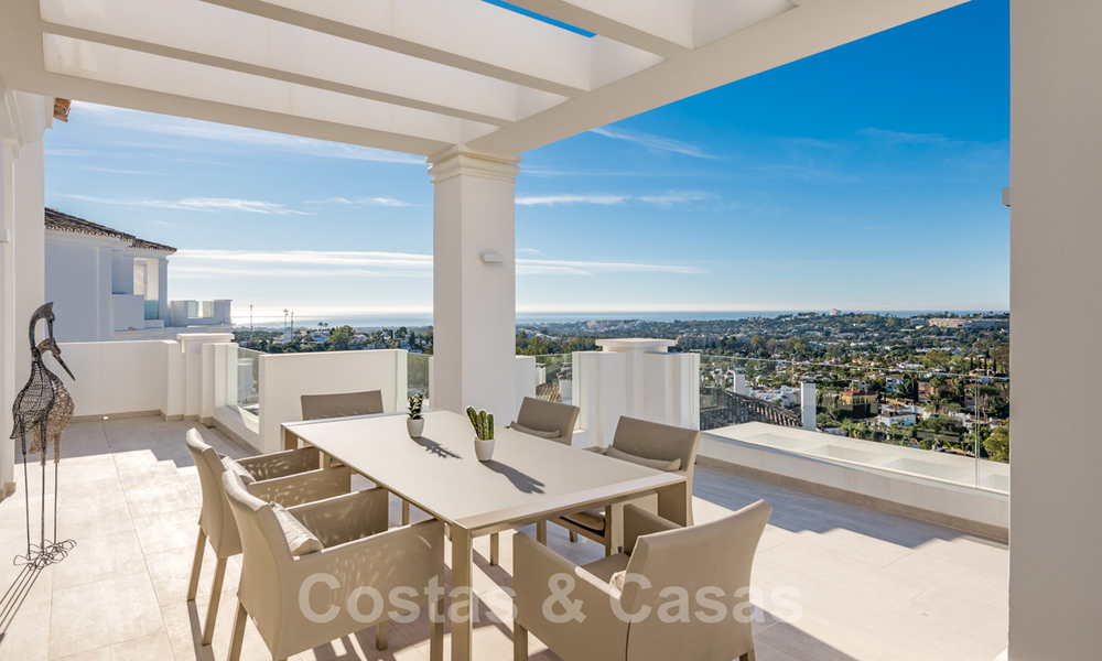 Prêt à emménager, nouveau penthouse de luxe à vendre avec vue panoramique sur la mer dans un développement exclusif à Nueva Andalucia à Marbella 31538