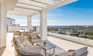Prêt à emménager, nouveau penthouse de luxe à vendre avec vue panoramique sur la mer dans un développement exclusif à Nueva Andalucia à Marbella 31540 