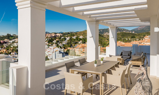 Prêt à emménager, nouveau penthouse de luxe à vendre avec vue panoramique sur la mer dans un développement exclusif à Nueva Andalucia à Marbella 31541 