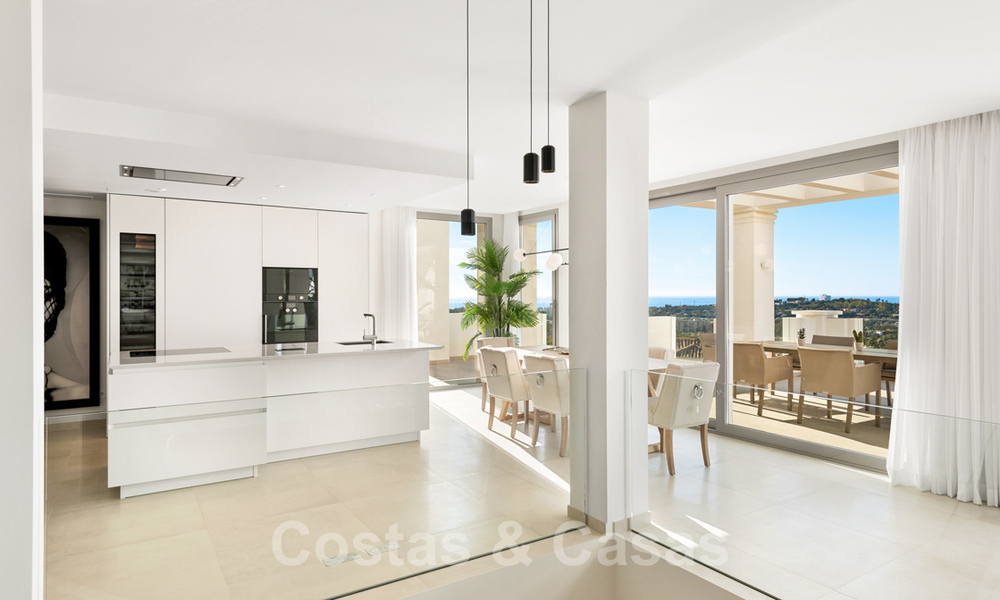 Prêt à emménager, nouveau penthouse de luxe à vendre avec vue panoramique sur la mer dans un développement exclusif à Nueva Andalucia à Marbella 31542