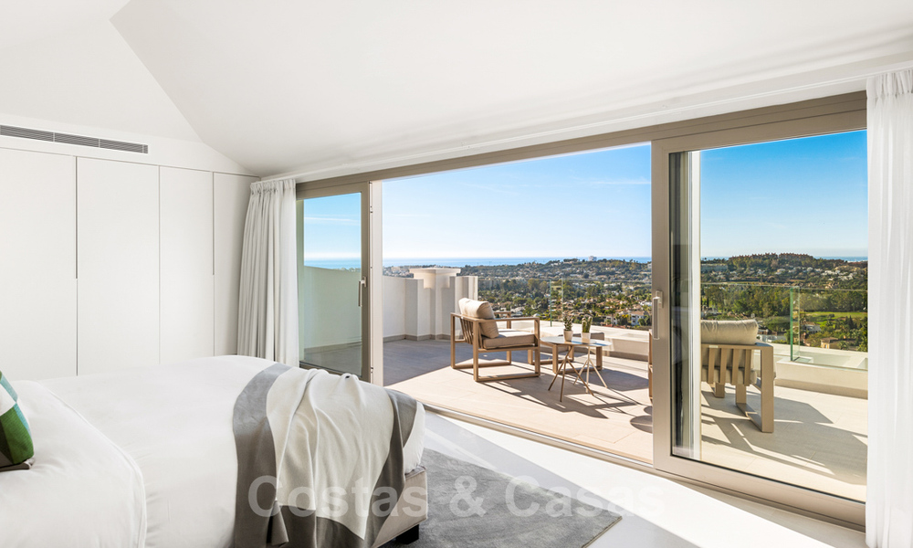 Prêt à emménager, nouveau penthouse de luxe à vendre avec vue panoramique sur la mer dans un développement exclusif à Nueva Andalucia à Marbella 31543