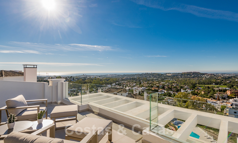 Prêt à emménager, nouveau penthouse de luxe à vendre avec vue panoramique sur la mer dans un développement exclusif à Nueva Andalucia à Marbella 31545