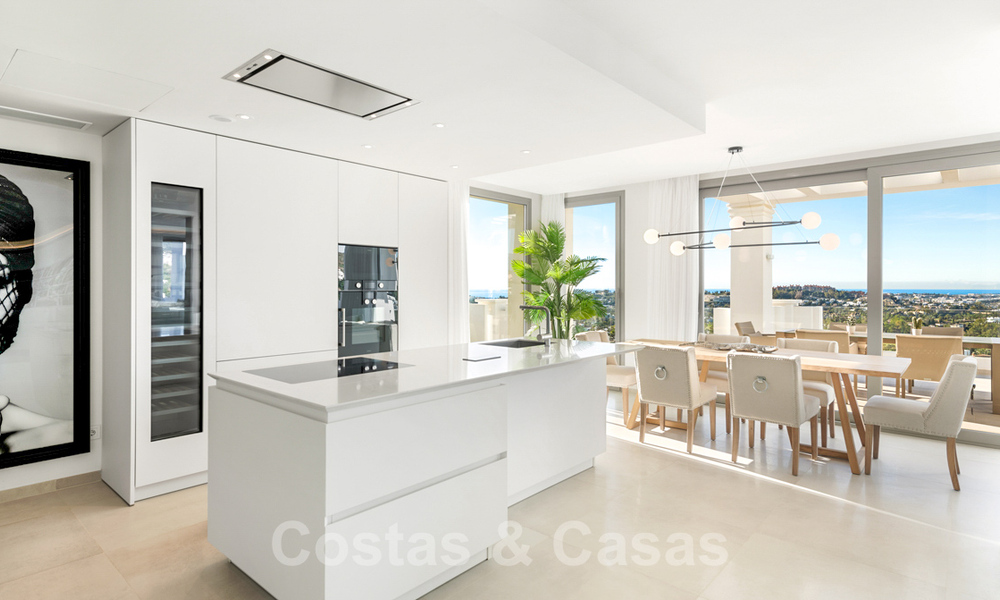 Prêt à emménager, nouveau penthouse de luxe à vendre avec vue panoramique sur la mer dans un développement exclusif à Nueva Andalucia à Marbella 31554