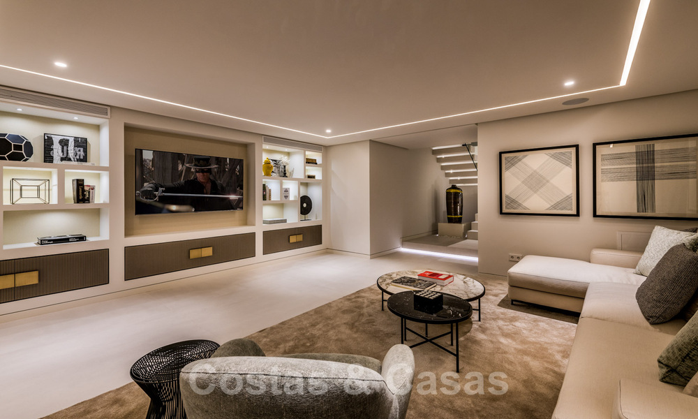 Villa de luxe rénovée dans un style contemporain à vendre, à proximité des commodités dans la vallée du golf de Nueva Andalucia, Marbella 31725